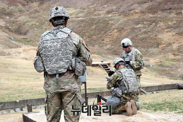 ▲ 사격검정장에서 사격종료한 병사 에게 총기 안전 점검을 시키는 측정관 ⓒ뉴데일리 오세진