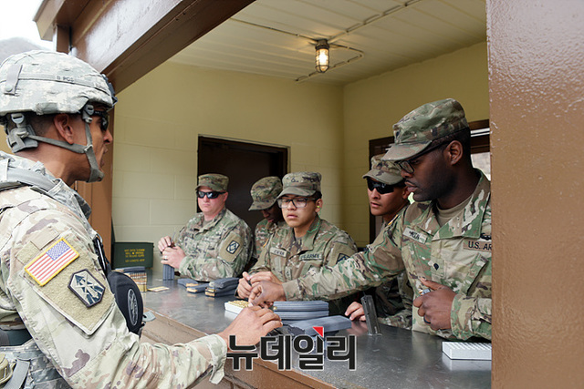▲ 사격검정장에서 사격측정 정료한 병사가 탄약분배소에서 탄장을 반납하는 모습 ⓒ뉴데일리 오세진