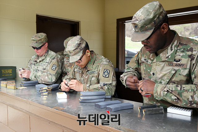 ▲ 사격검정장에서 사용할 권총 및 소총탄을 탄창에 삽입중인 탄약관리병들 ⓒ뉴데일리 오세진