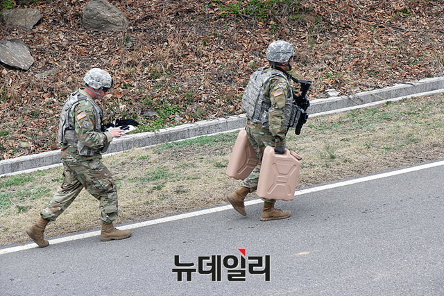 ▲ 캠프 케이시, 체력검정 코스장에서 액체가 채워진 통을 이동하는 체력 검정중인 주한미군 2사단·한미연합사단 병사 ⓒ뉴데일리 오세진