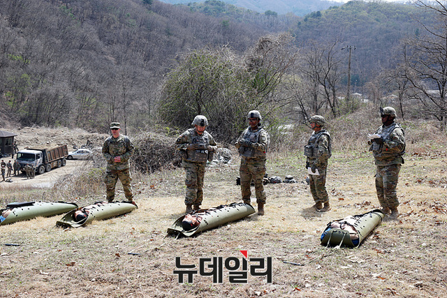 ▲ 주한미군 2사단·한미연합사단의 최고 전사 선발대회에서 부상자를 끌고 이동하는 체력검정 프로그램을 점검하고 있는 채점관들 ⓒ뉴데일리 오세진