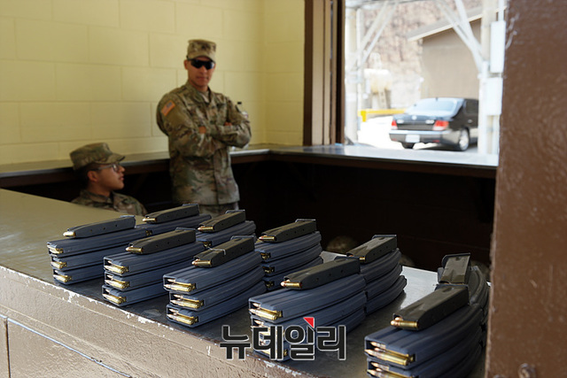 ▲ 사격검정을 위해서 권총탄 탄창 1개와 소총탄창 3개를 미리 탄약분배소에서 준비하고 있다. ⓒ뉴데일리 오세진