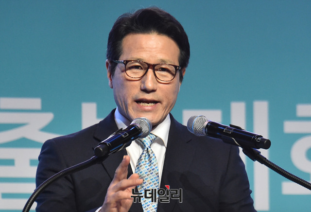 ▲ 바른정당 초대 대표를 역임한 정병국 의원이 지난 2월 13일 오후 경기 고양시 킨텍스에서 열린 바른미래당 출범대회에서 개회에서 축사를 하고 있다.ⓒ뉴데일리 이종현 기자