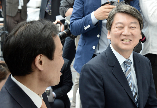 ▲ 지난 2016년 5월 안철수 당시 국민의당 공동대표가 제20대 국회 초선의원 의정 연찬회 오찬에 참석해 우상호 당시 더불어민주당 원내대표와 환담을 나누고 있다. ⓒ뉴시스