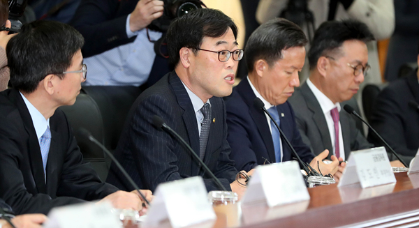 ▲ 김기식 금융감독원장이 10일 오전 서울 영등포구 여의도 금융투자협회에서 증권사 대표를 향해 질타하는 모습. ⓒ뉴시스 DB