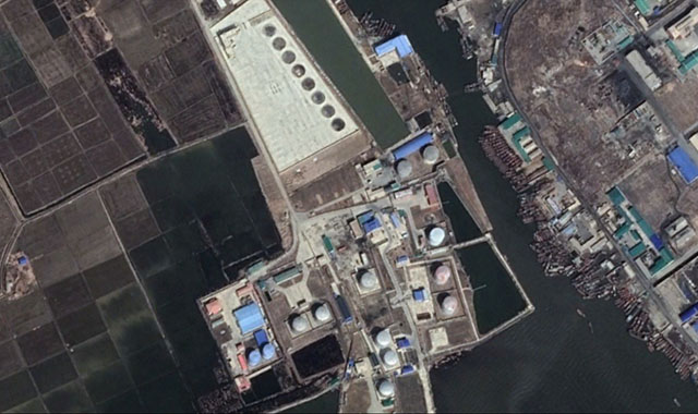 ▲ 북한 남포 일대의 유류 저장시설을 찍은 위성사진. ⓒ美VOA 관련보도 화면캡쳐-구글 어스.