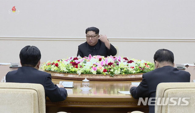 ▲ 北노동당 중앙위 정치국 회의를 주재하는 김정은. ⓒ뉴시스. 무단전재 및 재배포 금지.