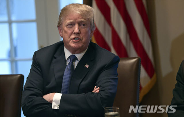 ▲ 지난 9일 美백악관에서 장성들과 회의를 한 뒤 