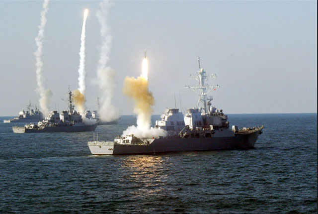 ▲ '포터' 함을 비롯해 이지스 구축함들이 수직발사기(VLS)를 통해 토마호크 미사일을 쏘는 모습. ⓒ美해군 공개사진.