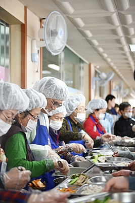 ▲ 홍덕률 대구시교육감 예비후보가 11일 오후 대구 남구 대명동 5개 특수학교 
공동 급식당에서 배식 봉사를 하고 있다.ⓒ홍 예비후보측
