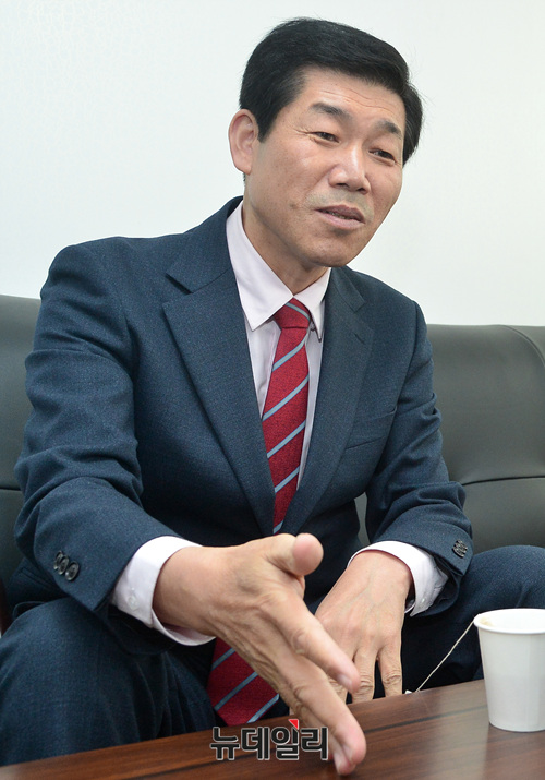 ▲ 이성대 서울교육감 예비후보(前 전교조 서울지부장)가, 10일 오후 서울 종로구에 위치한 자신의 선거 캠프 사무실에서 기자의 질문에 답하고 있다. ⓒ뉴데일리 공준표 기자