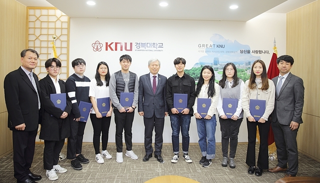 ▲ 경북대 교직원들이 월급의 일부를 모은 발전기금 1억3,800만원을 경북대에 전달했다.ⓒ경북대학교