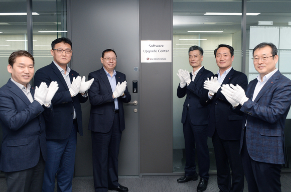 ▲ 왼쪽부터 김형정 OS개발담당 전무, 이석수 소프트웨어 업그레이드센터장, 조성진 부회장, 황정환 MC사업본부장 부사장, 하정욱 단말사업부장 전무, 김영수 MC연구소장 전무. ⓒLG전자