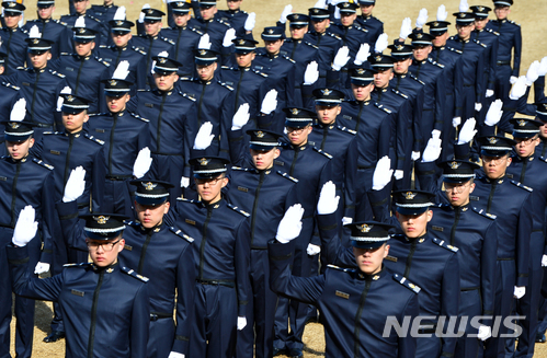 ▲ 올해 2월 충북 청주시 공군사관학교 성무연병장에서 '70기 공사생도 입학식'이 진행되고 있다. ⓒ뉴시스