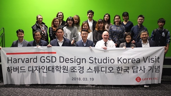 ▲ 하버드 디자인대학원 연구진이 한국 답사 기념 촬영을 하고 있다.ⓒ롯데건설