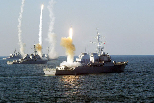 2003년 12월 동시에 토마호크 미사일을 발사하는 훈련 중인 美해군 이지스 구축함들. ⓒ美해군 공개사진.