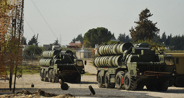 2015년 11월 러시아가 시리아에 파병한 S-400 대공 미사일 부대. 2018년 1월 전력은 더 늘어났다. ⓒ러시아 국영 스푸트니크 뉴스 관련보도 화면캡쳐.