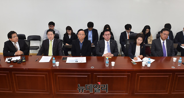 자유한국당 4선 이상 중진의원들이 12일 오전 의원회관에서 구당중진연석회의를 갖고 있다. ⓒ뉴데일리 이종현 기자