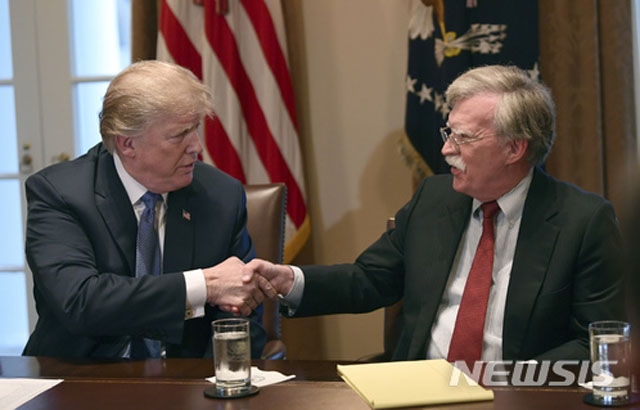 ▲ 지난 9일(현지시간) 첫 출근에서 도널드 트럼프 美대통령과 악수하는 존 볼튼 美백악관 NSC 보좌관. ⓒ뉴시스. 무단전재 및 재배포 금지.