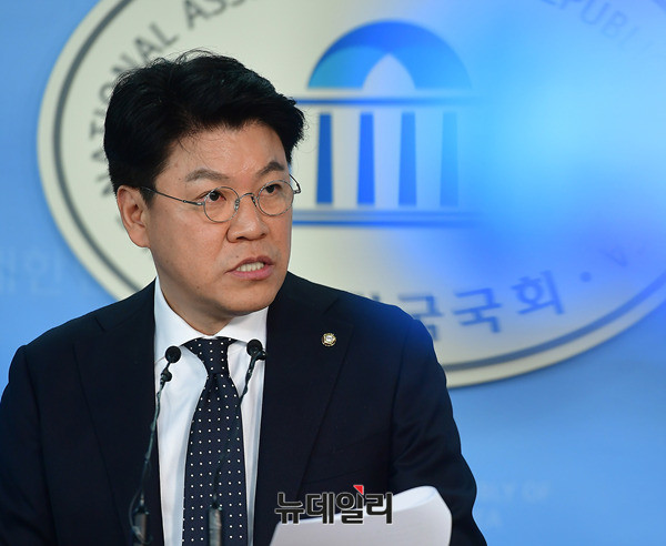 ▲ 국회 정론관에서 기자회견을 하고 있는 장제원 자유한국당 수석대변인 ⓒ뉴데일리 정상윤 기자