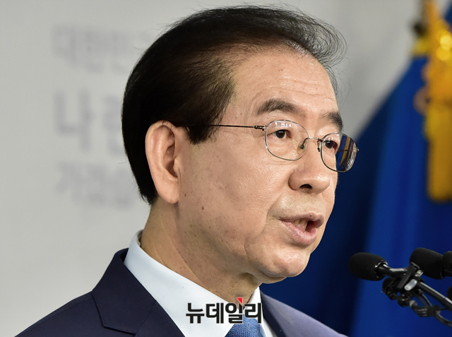 ▲ 12일 박원순 서울시장이 여의도 더불어민주당 당사에서 '3선 도전' 기자회견을 열고 질문에 답하고 있다.ⓒ뉴데일리 공준표