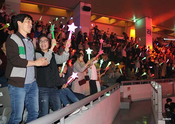 ▲ 콘서트에 참가한 시민이 공연을 보고 즐거워하고 있다.ⓒ포스코