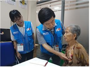 ▲ 베트남 현지인을 상대로 한 내과진료 장면.ⓒ대구시