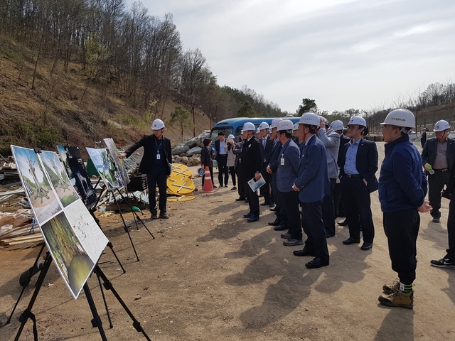 ▲ 군위군은 지난 12일 군 역사상 최대규모로 조성중인 가온누리 현장에서 신순식 부군수와 간부공무원이 참석하 가운데 현장 간부회의를 개최했다.ⓒ군위군