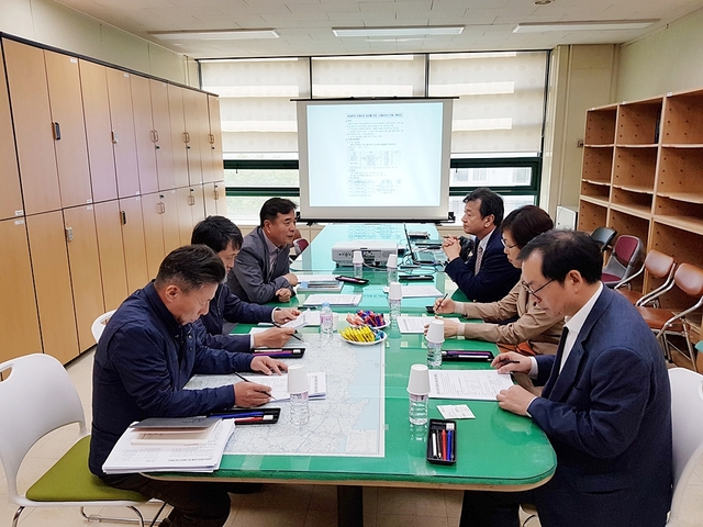 ▲ 한국농어촌공사 경북지역본부가 11일 본부 4층 회의실에서 ‘소셜N리더스포럼’을 개최, 포럼에 참석한 전문가들이 농업 분야 현안에 대한 논의를 하고 있다.ⓒ한국농어촌공사 경북지역본부