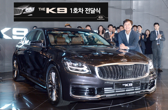 ▲ 기아자동차는 12일 서울 압구정 소재 BEAT360에서 유현준 홍익대 교수에서 신형 K9 1호차를 전달했다고 밝혔다.ⓒ기아자동차