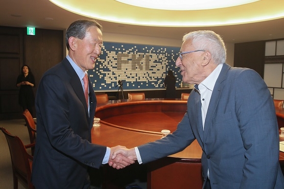 ▲ 허창수 전국경제인연합회 회장(왼쪽)과 이갈 에를리히 요즈마그룹 회장이 12일 서울 여의도 전경련회관에서 악수를 나누고 있다. ⓒ전경련