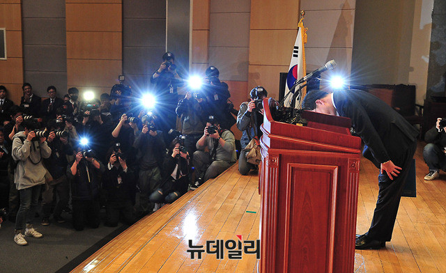 ▲ 김기식 금융감독원장이 취임 후 인사하고 있다. ⓒ뉴데일리 정상윤 기자