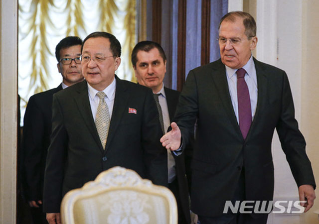 ▲ 지난 10일(현지시간) 리용호 北외무상과 세르게이 라브로프 러시아 외무장관이 만나는 모습. 美정부는 러시아가 유엔 안보리 제재를 충실히 이행하지 않는다고 보고 있다. ⓒ뉴시스- AP. 무단전재 및 재배포 금지.