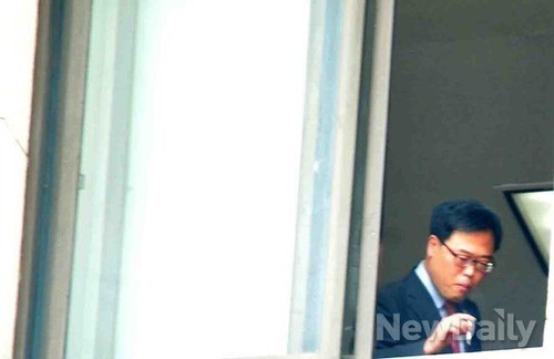 ▲ 2013년 10월 31일 금연 구역인 국회의사당 본관에서 담배를 피우고 있는 민주당 김기식 의원 ⓒ뉴데일리 이종현 기자