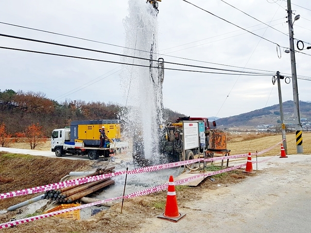 ▲ 한국농어촌공사 경북지역본부가 지하수관리지역에 지하수 모니터링을 위한 관측공을 굴착하고 있다.ⓒ한국농어촌공사 경북지역본부