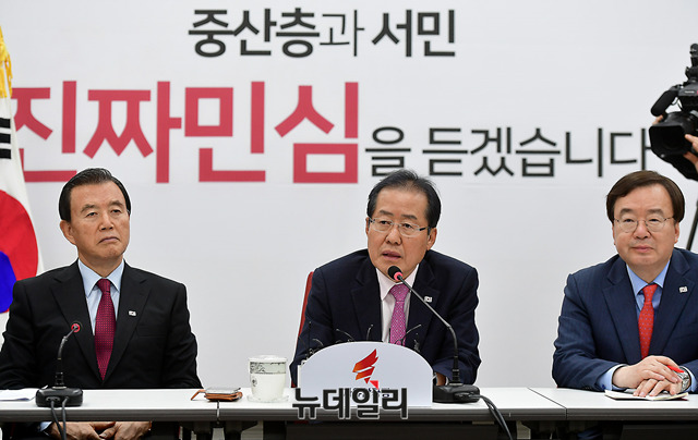 ▲ 홍준표 자유한국당 대표가 문재인 대통령과의 영수회담을 마치고 국회로 돌아와 기자간담회를 갖고 회담 내용을 설명하고 있다. ⓒ뉴데일리 정상윤 기자