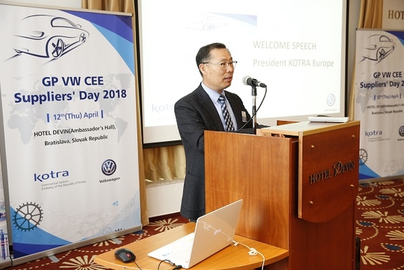 ▲ 김윤태 코트라 유럽지역본부장이 12일(현지시간) 슬로바키아 브라티슬라바에서 열린 ‘폭스바겐 글로벌 파트너링 상담회’에서 개회사를 하고 있다. ⓒ코트라