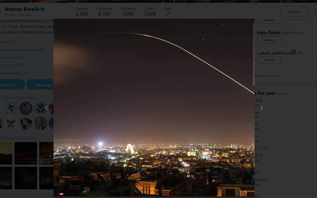 현재 시리아에서 일하고 있는 미국인 '알트러스 케렐리스' 씨가 자신의 트위터에 올린, 美英佛 연합군의 공습에 대응하는 시리아 정부군의 미사일 발사 장면. ⓒ케렐리스 씨 트위터 캡쳐.