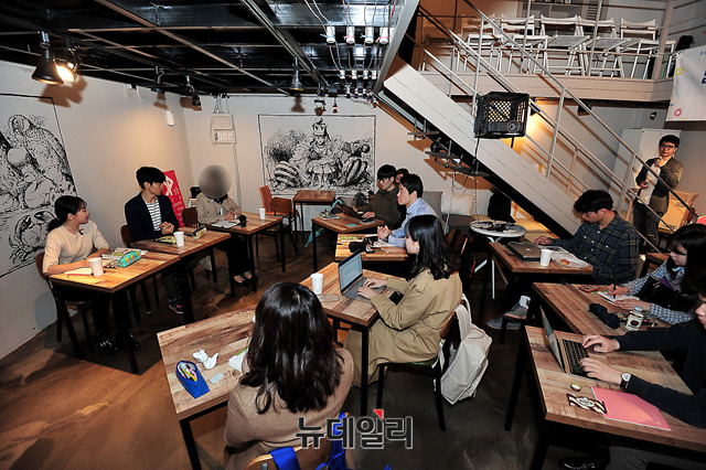 ▲ 북한인권단체 NAUH가 14일 서울 서대문구 소재 복합문화공간 '5차원공간'에서 '남과 북이 만나는 문화아지트 2018 남북살롱'을 열었다. 남북하나재단이 후원하고 NAUH가 주최하는 '남북살롱'은 올해 11월까지 매주 두 번째 토요일에 열린다. ⓒ뉴데일리 정상윤 기자