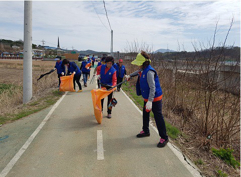 ▲ 군위군 바르게살기운동 우보면협의회(회장 오재만)가 지난 30일 새봄맞이 대청소를 가졌다.ⓒ군위군