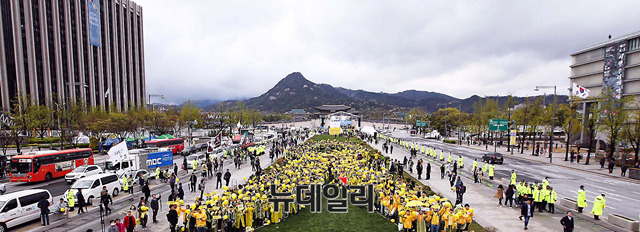 ▲ 14일 오후, 각 대학 총학생회와 동아리 소속 대학생들이 서울 광화문광장에서 '노란 리본 플래시몹' 이벤트를 열었다. ⓒ 뉴데일리 정상윤 기자