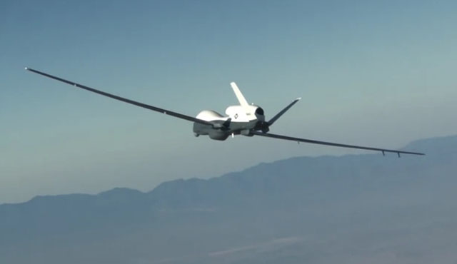 ▲ 美해군이 2018년 내에 괌에 배치하겠다고 밝힌 MQ-4C 트라이턴 무인정찰기. 한 번 뜨면 30시간 동안 비행할 수 있다. ⓒ美노스롭 그루먼 공개영상 캡쳐.