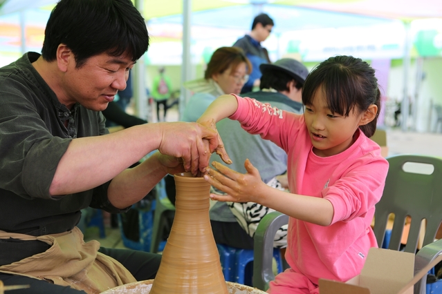 ▲ 12일부터 15일까지 4일간‘新4國의 개벽’ 주제로 열린 대가야체험축제는 대가야역사테마관광지, 대가야박물관 등 대가야읍 일원에서 개최됐다. 사진은 도자기만들기 체험장면.ⓒ고령군