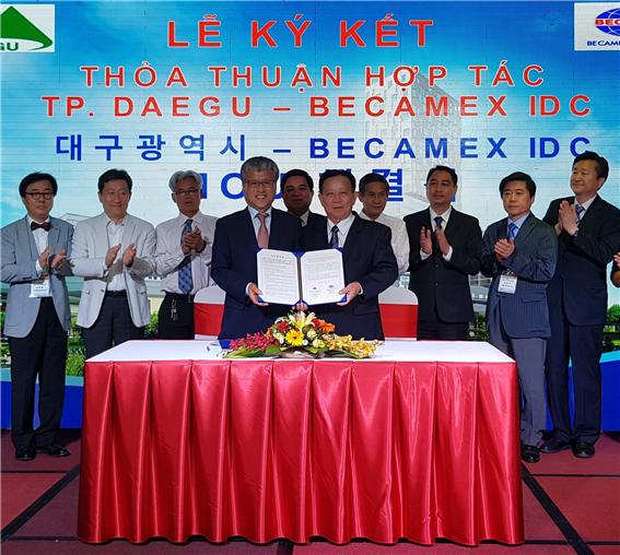▲ 지난 9일 열린 베카맥스 그룹 응우엔 반홍 회장(오른쪽)과 김연창 부시장 간 MOU체결 장면.ⓒ대구시