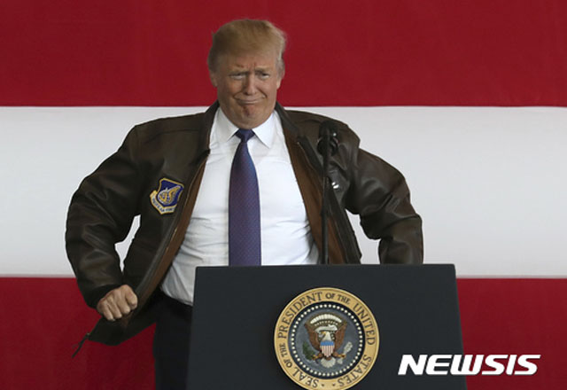 ▲ 2017년 11월 방일 당시 항공자켓을 입고 포즈를 취하는 트럼프 美대통령. ⓒ뉴시스-AP. 무단전재 및 재배포 금지.