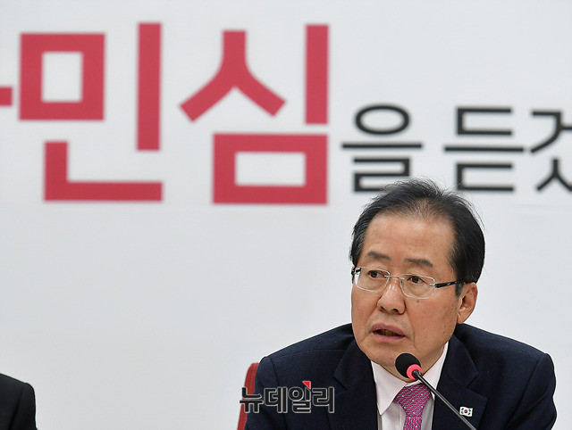 ▲ 문재인 대통령과의 비공개 영수회담 뒤 기자간담회를 갖고 있는 홍준표 자유한국당 대표 ⓒ뉴데일리 정상윤 기자