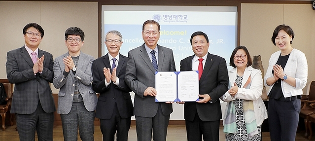 ▲ 16일 영남대가 필리핀 로스바뇨스대학교와 교류 협약을 체결했다.(사진 네번째부터 영남대 서길수 총장·필리핀 로스바뇨스대학교 페르난도 산체스 주니어 총장)ⓒ영남대학교