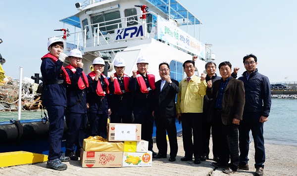 ▲ 남궁영 충남도지사 권한대행이 16일 충남전용 어항관리선 ‘어항서해2호’를 방문해 파이팅을 외치고 있다.ⓒ충남도