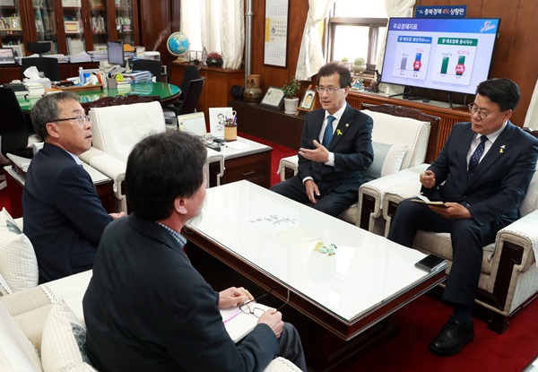 ▲ 16일 충북도 지사 집무실에서 이시종 충북지사와 이근규 제천시장, 제천화재 참사 유가족대표들이 참사수습을 위한 방안을 협의하고 있다.ⓒ충북도