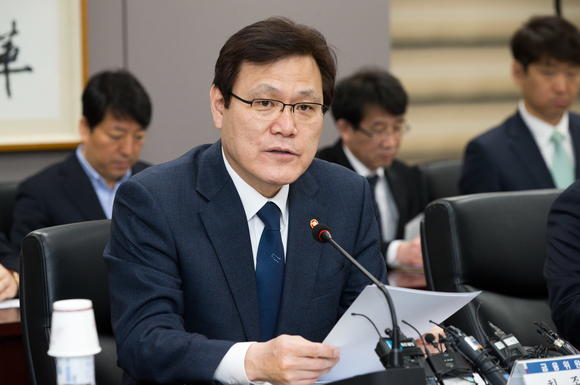 ▲ 최종구 금융위원장은 16일 서울 종로구 정부서울청사 금융위원회에서 금융업권별 협회장이 참석하는 가계부채 관리 간담회를 열어 올 해 가계부채 위험요인을 점검하고 향후 대응방안을 논의했다.ⓒ금융위원회